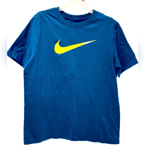 Nike Other - Kids Nike Swoosh T-shirt XL